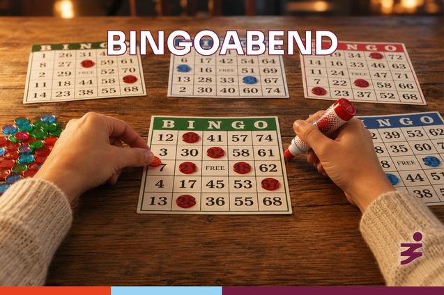 Hände markieren ein Bingo-Spielblatt mit Zahlen; mehrere Spielblätter und farbige Chips liegen auf einem Holztisch.