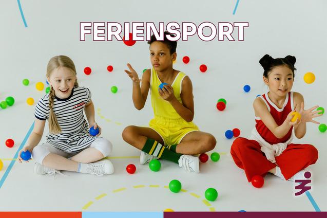 Drei Kinder sitzen auf dem Boden, jonglieren mit bunten Bällen auf einer hellen Sportfläche. Schriftzug: „Feriensport“.